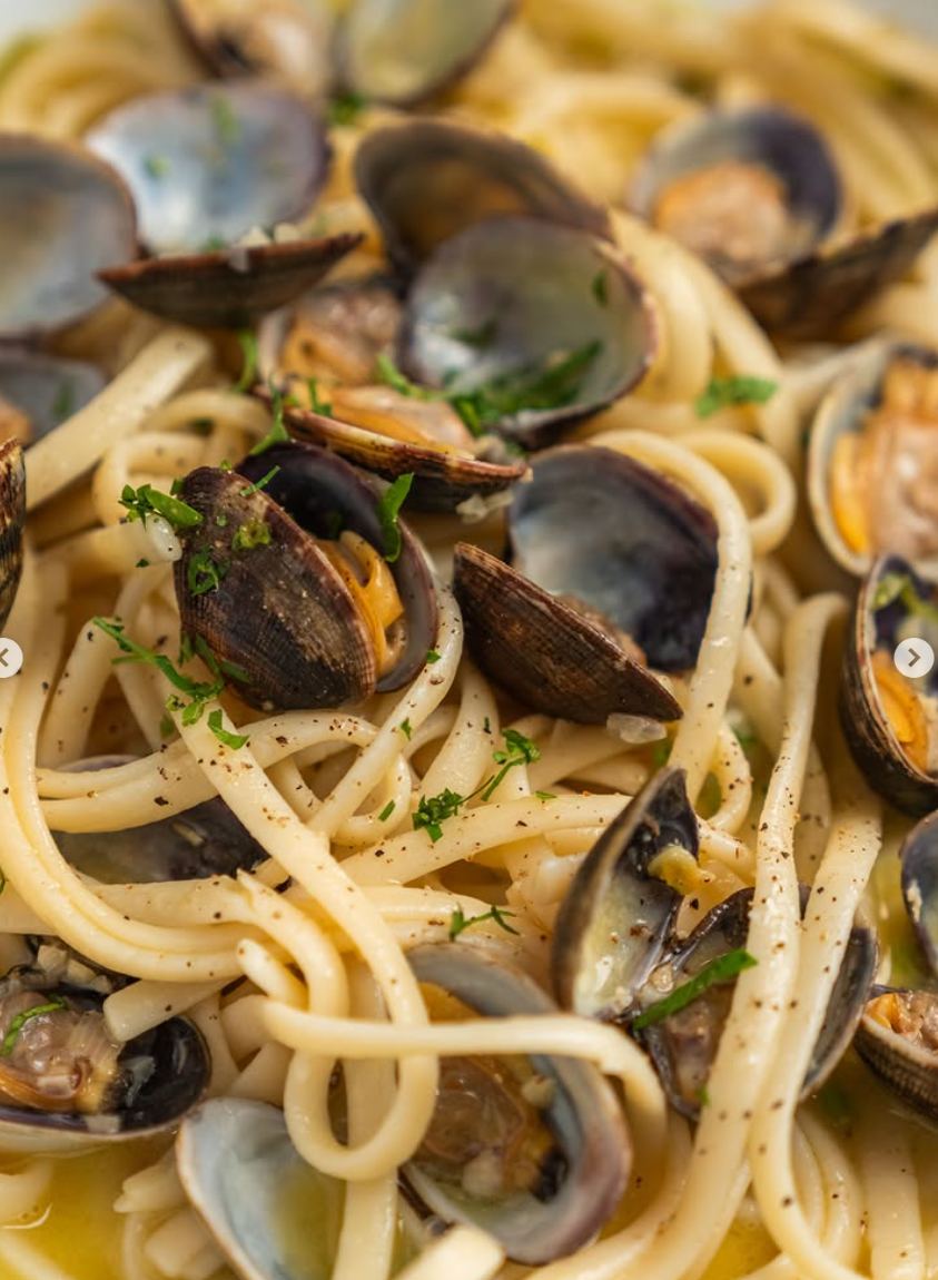 Linguine vongole with fresh clams and chopped parsley